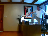 NJEGOVA REAKCIJA NASMIJALA JE MNOGE: Čovjeku tokom videosastanka u ured ušla vjeverica (VIDEO)