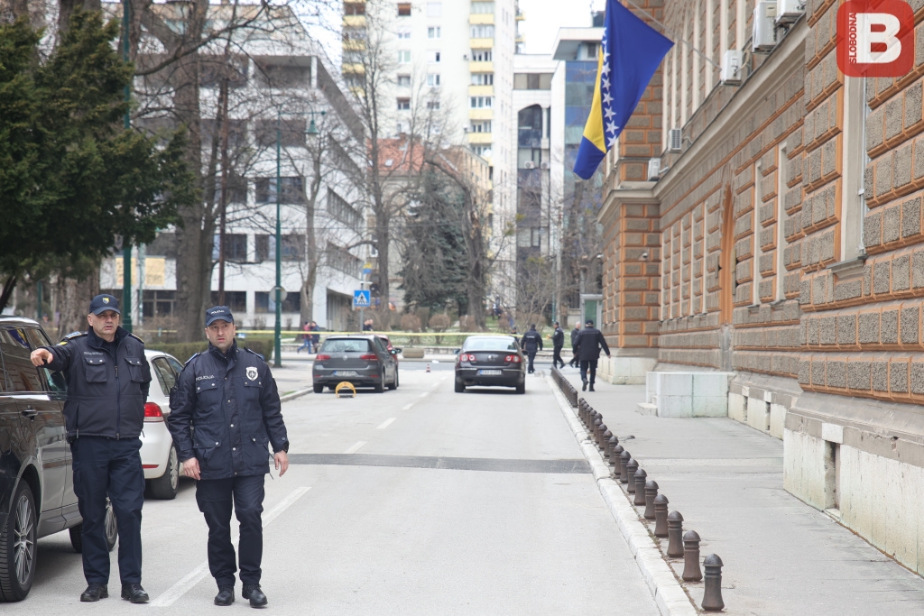 ‘SB’ PATROLA; SARAJEVSKA POLICIJA NA NOGAMA: Uposlenicima Predsjedništva BiH i pravosudnih institucija naređena evakuacija zbog dojave o bombi (FOTO)