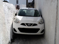 OVDJE BI JEDVA MOGAO I ROMOBILOM A DA SE NE OGREBE: Turista u Nissanu zaglavio u ulici na Santoriniju (FOTO)