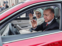 I SUPRUGA I NA MJESTU SUVOZAČA: Erdogan provozao ponos turske autoindustrije, električni Togg