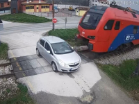 STRAVIČNA NESREĆA U SRBIJI: Voz naletio na automobil kod Valjeva, jedna osoba poginula (VIDEO)