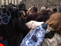 NEVJEROVATNI PRIZORI U NEW YORKU: Fanatična ljubiteljica Trumpa htjela rastrgati transparent, urlala na ljude - 'Imam covid!' (FOTO, VIDEO)