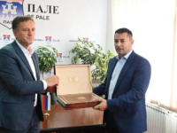 OPŠTINA PALE, DRUŠTVO DVA LICA SA NEOGRANIČENOM NEODGOVORNOŠĆU: Fotelja za Jugovića, Stanišiću javni radovi