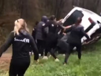 U PRAVO VRIJEME NA PRAVOM MJESTU: Fudbalerke Sarajeva pritrčale i pomogle vozaču kojem se prevrnuo automobil (FOTO)