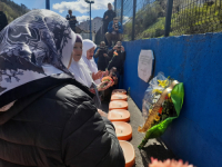 'SRAMOTNO DA SU POČINIOCI OVOG ZLOČINA NA SLOBODI': Obilježeno 30 godina od masakra nad bošnjačkim civilima na školskim igralištima u Srebrenici (FOTO)