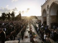 OD PRVIH ZRAKA ZORE PRISTIZALI: Blizu 120.000 vjernika na bajram-namazu u Al-Aksi