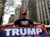 POLICIJA U PRIPRAVNOSTI UOČI SUĐENJA TRUMPU: Nestavarni prizori iz New Yorka, Amerika strahuje od dvije ekstremističke grupe! (FOTO)