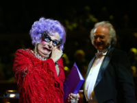 STVORIO LIK KUĆANICE S LJUBIČASTOM PERIKOM: Preminuo australski glumac Barry Humphries (VIDEO)