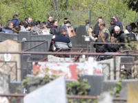 JAUCI I PLAČ ODJEKIVALI GROBLJEM: Sahranjena djevojčica koju je silovao, pa ubio manijak iz Ripnja (FOTO) 