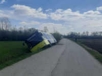 SAOBRAĆAJNA NESREĆA KOD PRIJEDORA: Autobus sletio u jarak, ima povrijeđenih (FOTO)