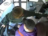 KAMERE SVE ZABILJEŽILE:  Dječak uspio zaustaviti pun školski autobus nakon što je vozač izgubio svijest