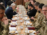 VOLODIMIR ZELENSKI NA IFTARU: 'Počinjemo takvu tradiciju za Ukrajinu, iftar na zvaničnom nivou, zajedno sa našim herojima, prisutnim vojnicima muslimanima, zajedno sa...'
