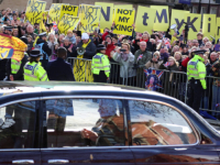 'NOT MY KING': Kralja Charlesa izviždali antimonarhijski demonstranti (VIDEO)