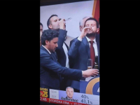 UGLEDAO ČAŠU VINA, KRENUO PA STAO: Reakciji Dritana Abazovića smije se cijela regija (VIDEO)