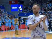 SVI U DVORANI SKANDIRALI SU 'MVP, MVP': Pogledajte kako su Džanana Musu dočekali navijači njegovog bivšeg kluba (VIDEO)