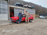 POZNATI AUTOLAKIRER TICA RADNIKU POKLONIO VOZILO: 'Da te sluša 'dvica' i da nema hrđe' (FOTO)