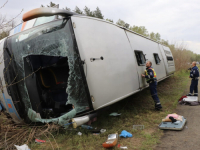 STRAŠNE SCENE SA AUTOPUTA: Autobus iz Srbije prevrnuo se u Mađarskoj, vatrogasci spašavali povrijeđene putnike... (FOTO)