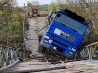 NESREĆA U HRVATSKOJ: Kamion propao kroz drveni most (FOTO)