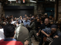 POSTAVLJENE ŽELJEZNE BARIKADE, PRETUČEN SVEŠTENIK: Izraelska policija ograničila učešće hrišćana u obredu...