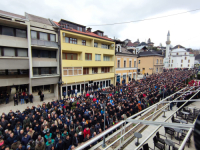 JAJCE SE OPROSTILO OD SVOJIH SUGRAĐANA: Hiljade ljudi klanjalo dženazu trojici poginulih radnika (FOTO)