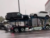 NEZAPAMĆENA PROMETNA NEZGODA: Voz udario u kamion natovaren automobilima, pogledajte kako je sve završilo... (VIDEO)