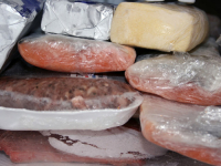 SPRIJEČITE RAST BAKTERIJA: Ovo je totalno pogrešan način odmrzavanja mesa; Sirovo meso zahtijeva...