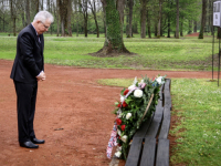 'PRIZNAVANJE PROŠLOSTI KLJUČNO ZA POMIRENJE': Michael Murphy u Jasenovcu odao počast žrtvama na Dan sjećanja na holokaust (FOTO)