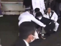 DRAMATIČNI PRIZORI S LICA MJESTA: Japanski premijer evakuiran nakon eksplozije... (VIDEO)