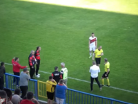 NOVI SKANDAL U SRBIJI: Navijač preskočio ogradu, dotrčao do gostujućeg trenera i udario ga (VIDEO)