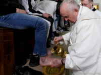 TRADICIONALNA MISA VELIKOG ČETVRTKA: Papa oprao noge 12 mladih zatvorenika