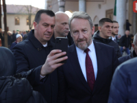 LIDER SDA OTVORIO NOVČANIK, A PAO I JE PONEKI SELFIE: Bakir Izetbegović dijelio bajramluk ispred Begove džamije… (FOTO)