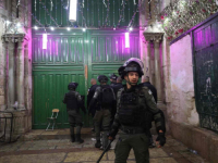 NETANYAHU SE VRATIO OPROBANOM RECEPTU: Izraelska policija upala u džamiju Al-aksa i brutalno pretukla Palestince, protesti pali u drugi plan (VIDEO)