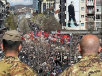 HILJADE LJUDI NA ULICAMA PRIŠTINE: Poruka podrške bivšim čelnicima OVK koji su u Haagu (VIDEO)