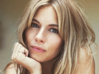 OPUŠTENO I NEFORMALNO: Sienna Miller istaknula svoje omiljene komade pa otkrila tajnu besprijekornog stila (FOTO)