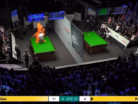 VELIKI SKANDAL NA SVJETSKOM PRVENSTVU U SNOOKERU: Gledatelj se popeo na stol, prosuo žuti prah i prekinuo meč (VIDEO)