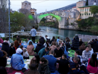 GOSTI IZ MNOGIH GRADOVA: Ramazan u Mostaru, ispod Starog mosta iftarilo više od hiljadu postača (FOTO)