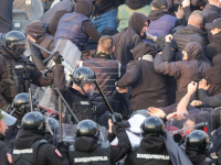 ŽESTOK OBRAČUN NAVIJAČA PARTIZANA I POLICIJE: Utakmica u Beogradu prekinuta zbog nemilih i mučnih scena na tribinama (FOTO/VIDEO)