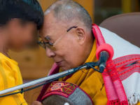 BIZARNA SITUACIJA: Svijet šokiran snimkom Dalaj Lame koji ljubi dječaka u usta, oglasili se iz njegovog ureda (VIDEO)