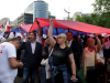 PUN PLATO ISPRED SKUPŠTINE SRBIJE: Okupljeni gledaju prorežimski TV Pink i uzvikuju 'Aco, Srbine'