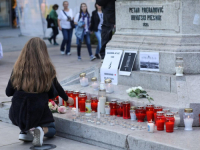 NA ZAGREBAČKOM CVJETNOM TRGU: Građani palili svijeće i ostavljeli cvijeće za djecu stradalu u Beogradu (FOTO)