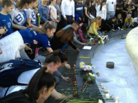 CVIJEĆE, SVIJEĆE, IGRAČKE: Podgoričani odali poštu žrtvama tragedije u Srbiji (VIDEO)