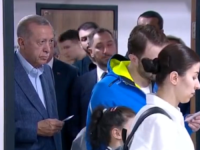 URNEBESAN VIDEO IZ TURSKE: Pogledajte reakcija glasača kada je iza sebe ugledao Erdogana (VIDEO)