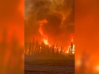 HAOTIČNO U KANADI: Požari zahvatili široko područje, više hiljada ljudi napustilo domove (VIDEO)