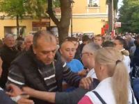 TAKO TO RADI VUČIĆ: Obezbjeđenje SNS-a sprečavalo ljude da odu sa skupa u Pančevu - 'Nismo mi ovce da nas držite u toru'