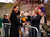VIŠE NEGO SIMPATIČNO: Torbica Kate Middleton završila u rukama bebe, pogledajte njezinu reakciju (VIDEO)