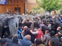 NAPETO NA SJEVERU KOSOVA: U Zvečanu bačeni suzavac, šok bombe; KFOR se sukobio sa demonstrantima (VIDEO)