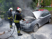 ISPRED ŠKOLE U TUZLI GORIO AUTOMOBIL: 'Čim je uočen požar radnici naše škole žurno su reagovali upotrebom...'