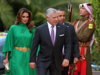 IZDANJE BEZ PREMCA: Jordanska kraljica u elegantnoj haljini koja je idealna za ljetne dane (FOTO)