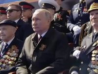 VELIKA BLAMAŽA U MOSKVI: Usamljeni tenk T-34 predvodio malenu kolonu vozila, proizveden je prije 89 godina (VIDEO)