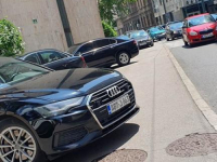 STIGLE SU PROMJENE I TO POD SLOGANOM 'SAMO BAHATO': Pogledajte ergelu nepropisno parkiranih službenih automobila na trotoaru ispred Parlamenta FBiH (FOTO)